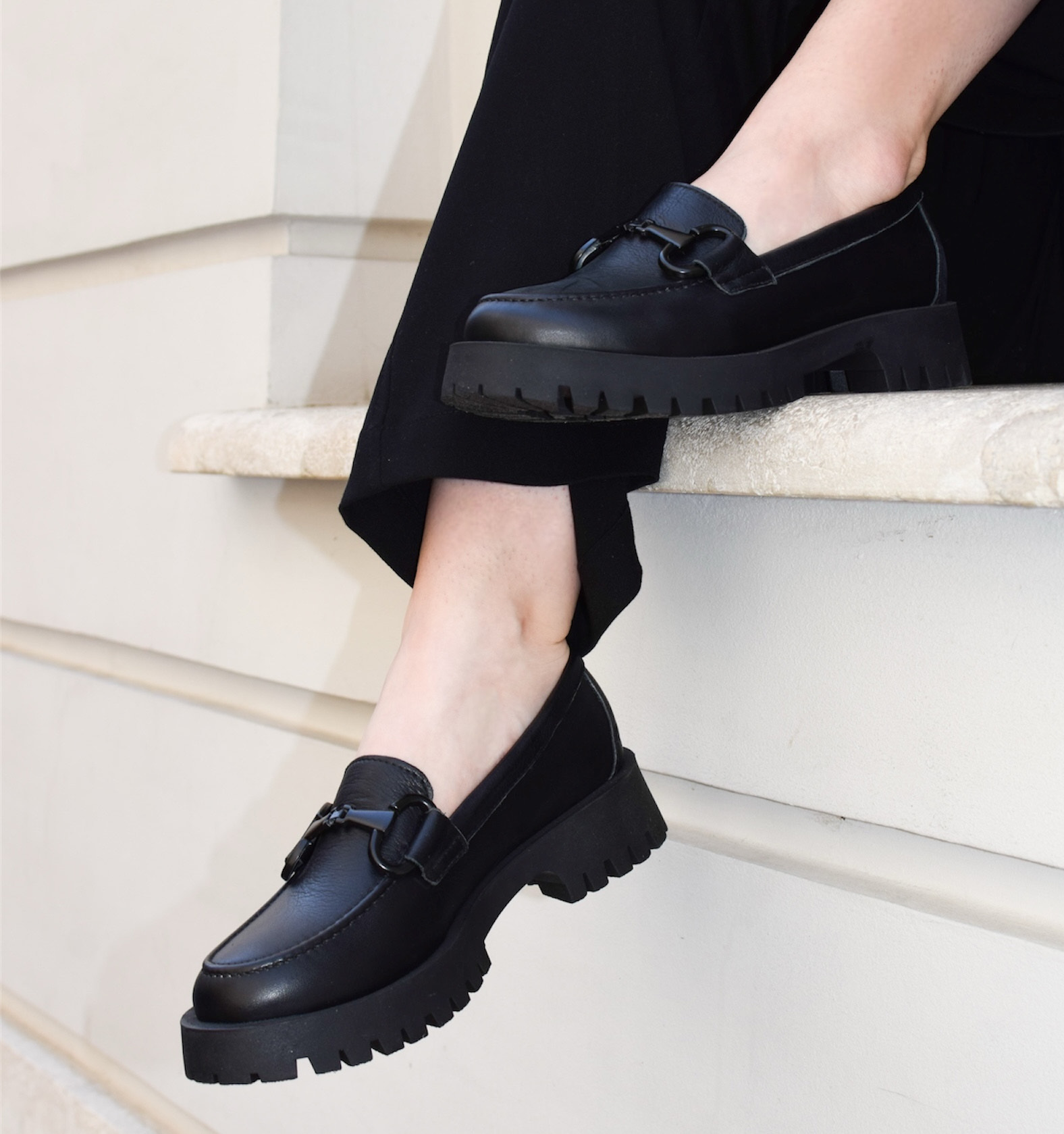 Skórzane sneakersy i mokasyny – wiosna 2026