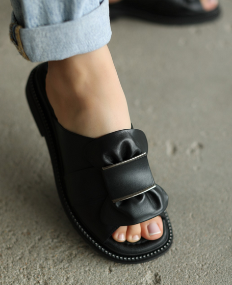Germori Women's Black Leather Flip-Flops
