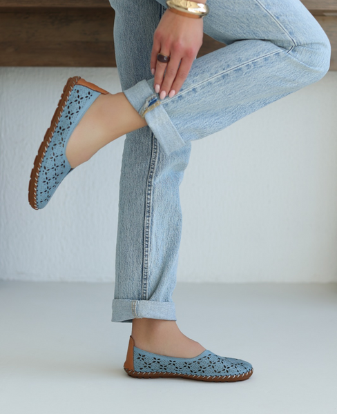 Selevra Women's Blue Leather Low-Top Shoes