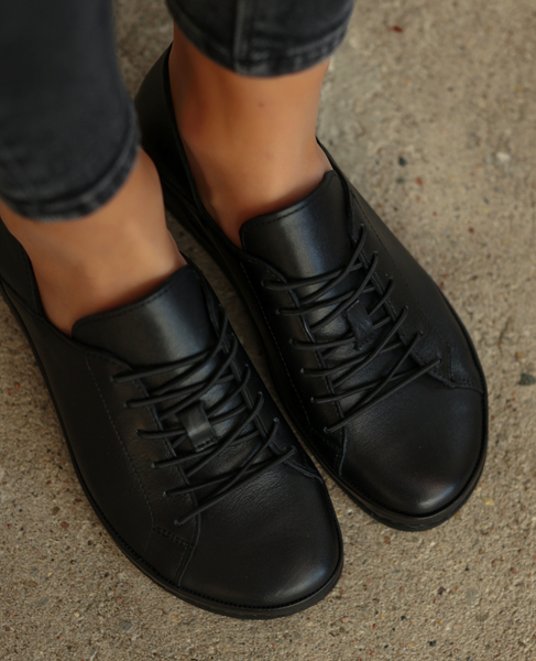 Almiria Women's Black Leather Barefoot Low-Top Shoes