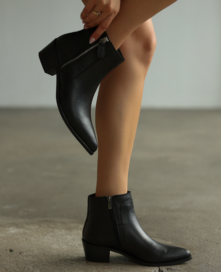 Adelisa Women's Black Leather Ankle Boots
