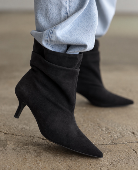 Karseni Women's Black Leather Ankle Boots