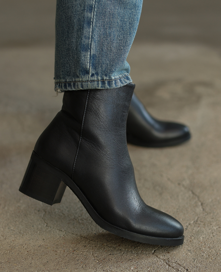 Oraline Women's Black Leather Ankle Boots