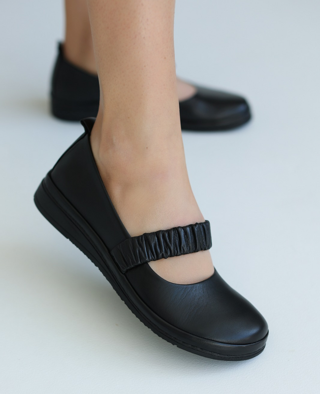 Ivelori Women's Black Leather Low-Cut Shoes