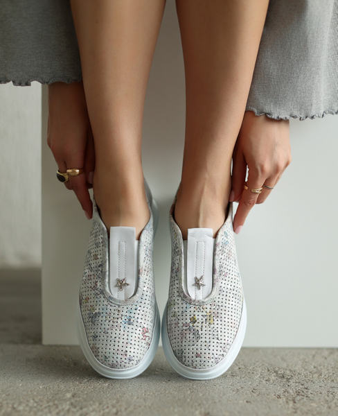Pervela Women's White Leather Low-Cut Shoes with a Floral Motif