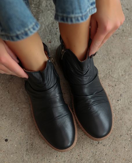 Estrela Women's Black Leather Boots