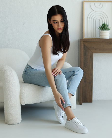Skórzane białe sneakersy damskie Holetia z perforacją