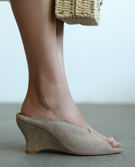 Krameti Beige Leather Women's Flip-Flops