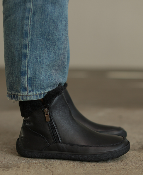Tesaria Women's Black Leather Barefoot Boots