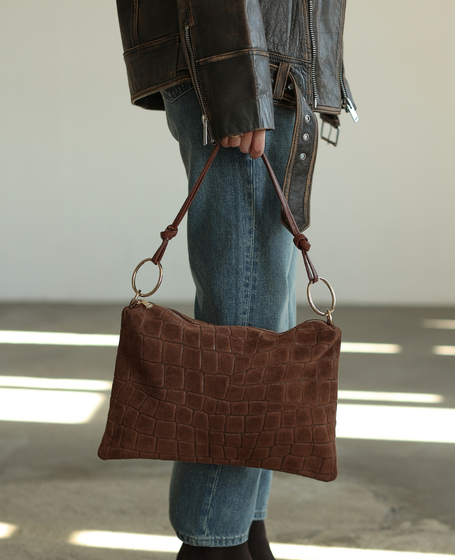 Honaria XL Cognac - leather messenger bag with crocodile-print pattern