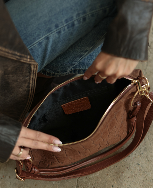 Honaria XL Cognac - leather messenger bag with crocodile-print pattern