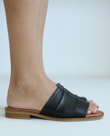 Lirveta Black Leather Women's Flip-Flops