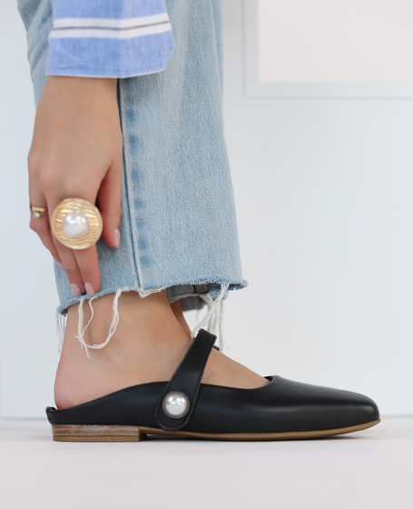 Cirsena Women's Black Leather Flip-Flops