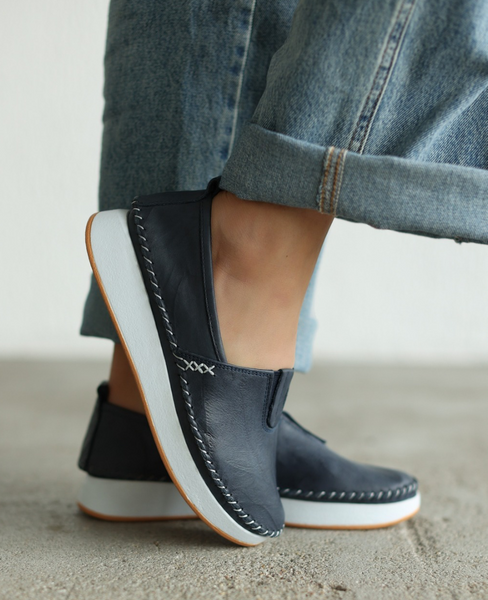 Lievara Navy Blue Leather Women's Low-Cut Shoes