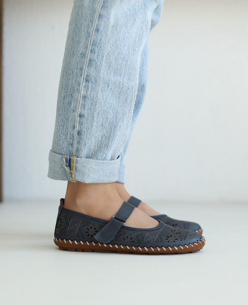 Cirinea Women's Navy Blue Leather Low-Top Shoes