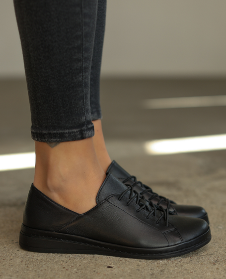 Almiria Women's Black Leather Barefoot Low-Top Shoes
