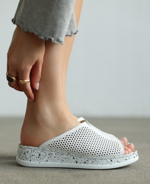 Udelira White Leather Women's Flip-Flops