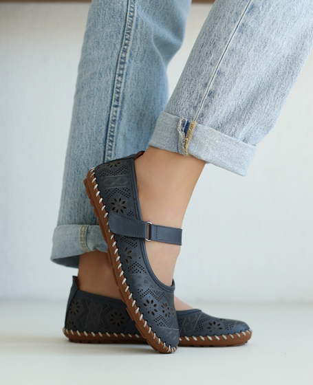 Cirinea Women's Navy Blue Leather Low-Top Shoes