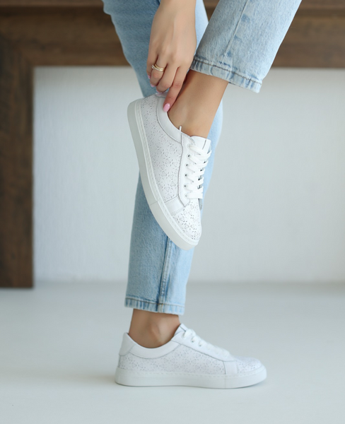 Skórzane białe sneakersy damskie Holetia z perforacją