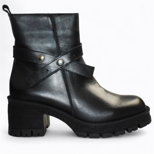 Euriana Women's Black Leather Ankle Boots