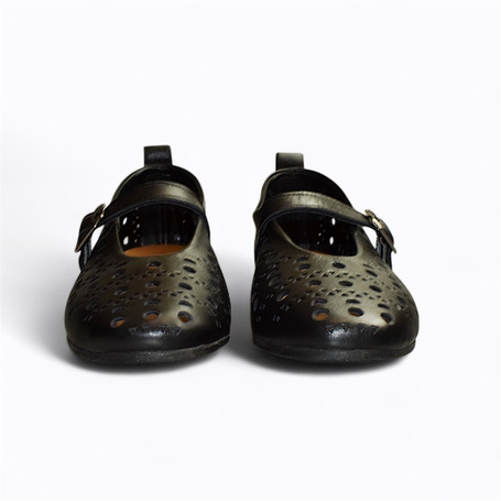 BLACK WOMEN'S LOW-TOP SHOES LIKE THESE