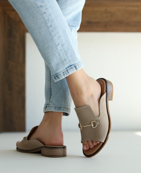 Ulisane Women's Gray Leather Flip-Flops