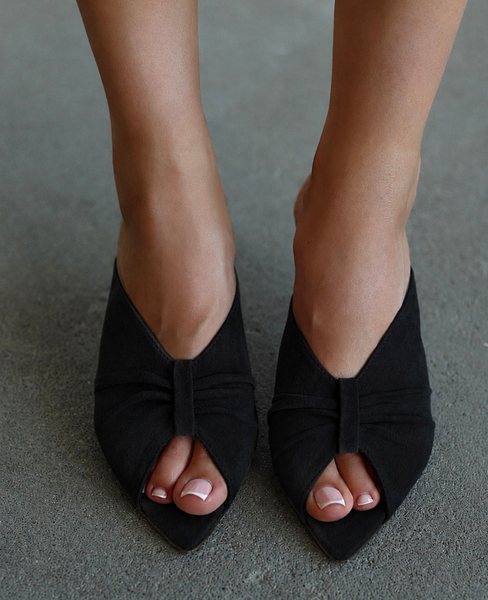 Krameti Women's Black Leather Flip-Flops