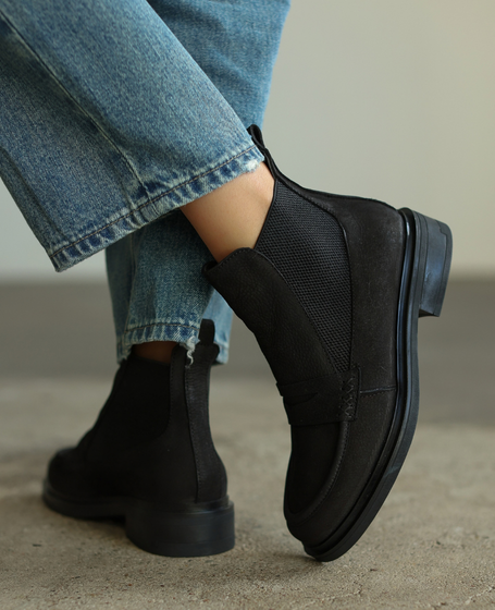 Prenora Women's Black Leather Ankle Boots