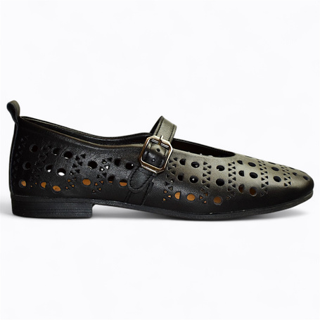 BLACK WOMEN'S LOW-TOP SHOES LIKE THESE