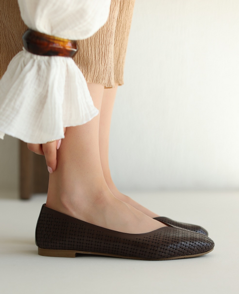 Deloria Women's Leather Chocolate-Brown Low-Top Shoes