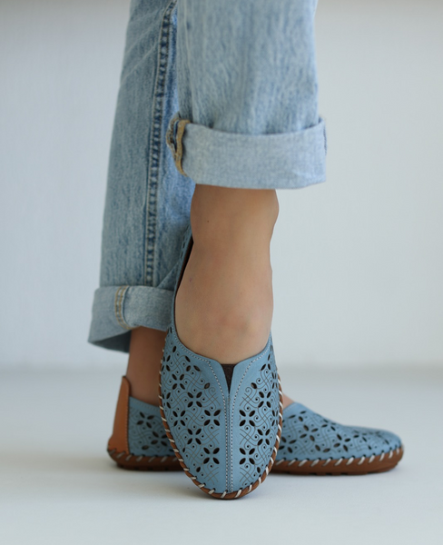 Selevra Women's Blue Leather Low-Top Shoes
