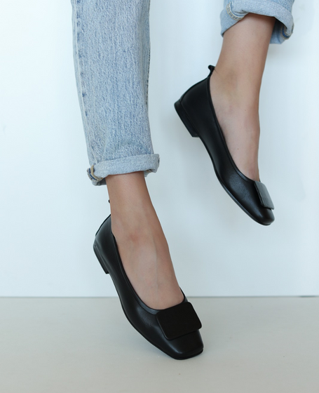 Savella Women's Black Leather Ballerina Flats