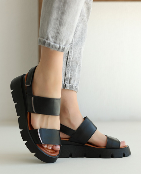 Imeldia Women's Black Leather Sandals