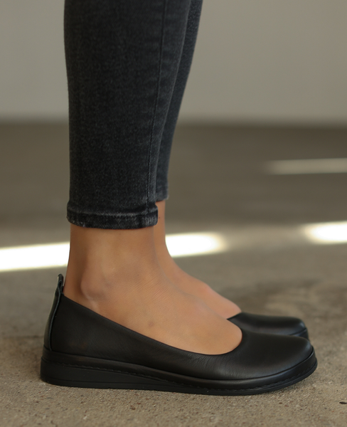 Nirethi Women's Black Leather Low-Cut Shoes