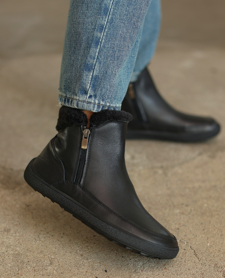 Tesaria Women's Black Leather Barefoot Boots