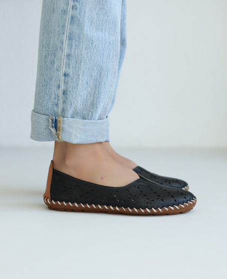 Selevra Women's Black Leather Low-Top Shoes