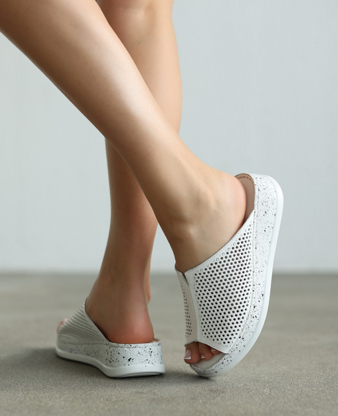 Udelira White Leather Women's Flip-Flops