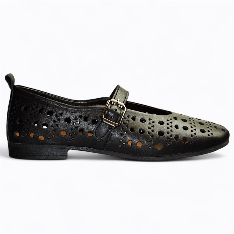 BLACK WOMEN'S LOW-TOP SHOES LIKE THESE