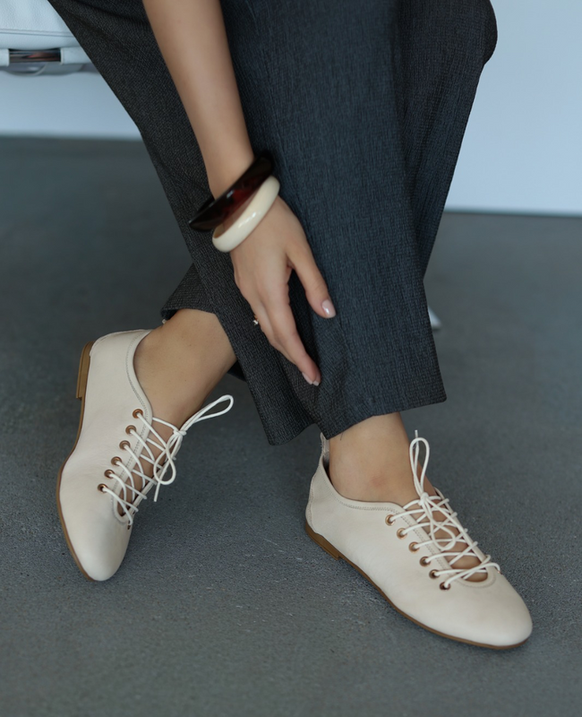 Kanvira Beige Leather Women's Low-Cut Shoes