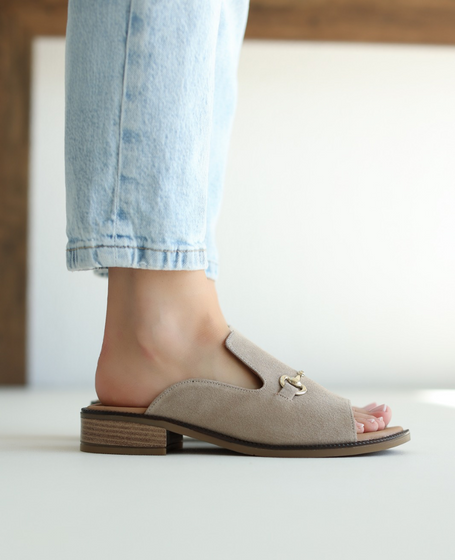 Ulisane Women's Gray Leather Flip-Flops