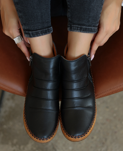 Izmaria Women's Black Leather Ankle Boots