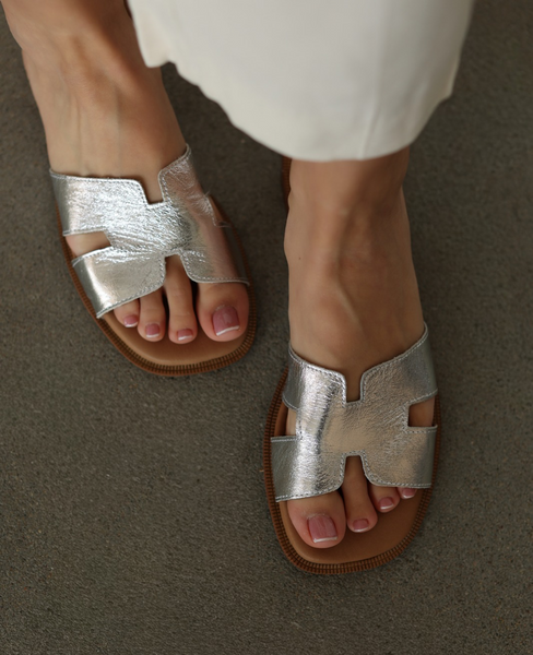 Hegeris Women's Leather Silver Flip-Flops