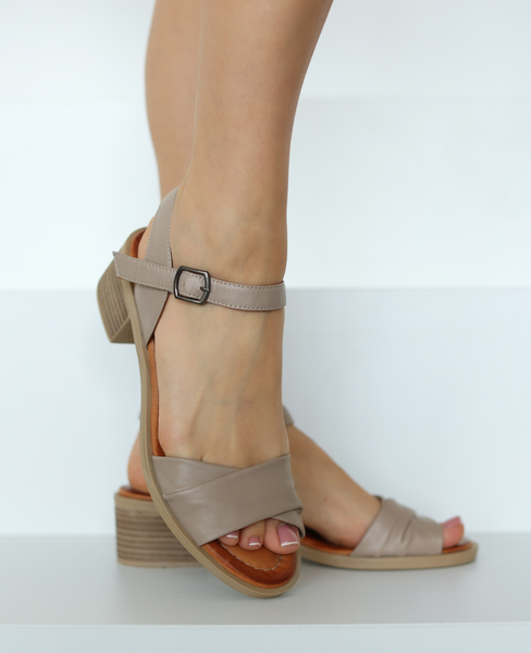 Carmela Women's Gray Leather Sandals