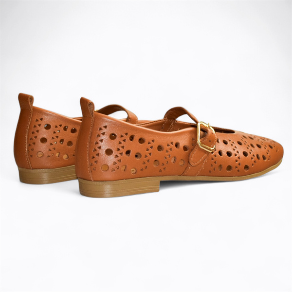 RED WOMEN'S LOW-TOP SHOES LIKE THESE