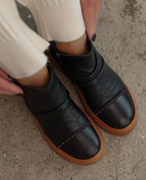 Irenzia Women's Black Leather Boots