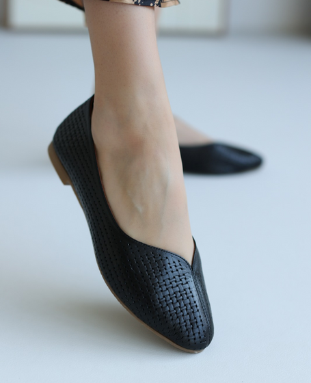 Deloria Women's Black Leather Low-Cut Shoes