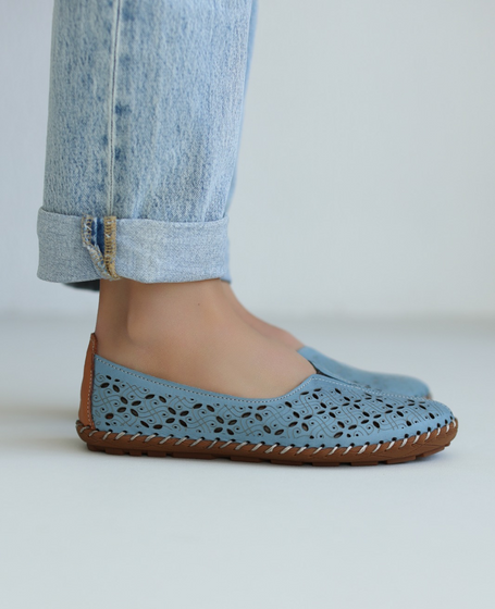 Selevra Women's Blue Leather Low-Top Shoes
