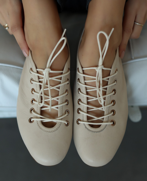 Kanvira Beige Leather Women's Low-Cut Shoes