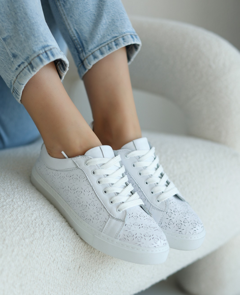 Skórzane białe sneakersy damskie Holetia z perforacją