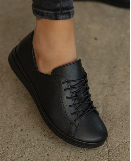 Almiria Women's Black Leather Barefoot Low-Top Shoes